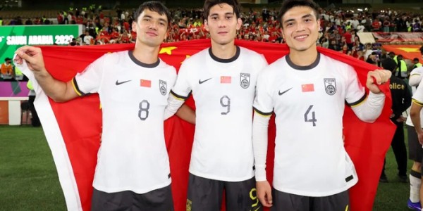 官方网站-三个新疆娃，在国字号生根发芽|国家队|拜合拉木|木塔力甫|吾米提江|U23_新浪体育_新浪新闻