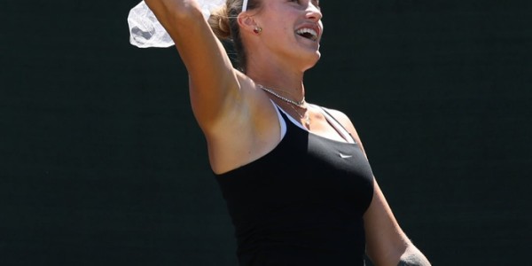 萨巴伦卡戴婚纱头饰训练场撒糖，晋级印第安维尔斯8强|WTA|阿丽娜·萨巴伦卡|WTA1000|婚礼|新星_新浪体育_新浪新闻