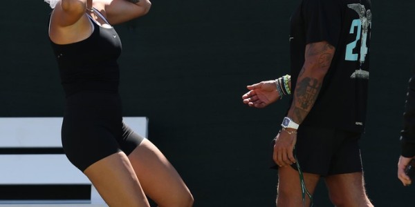 萨巴伦卡戴婚纱头饰训练场撒糖，晋级印第安维尔斯8强|WTA|阿丽娜·萨巴伦卡|WTA1000|婚礼|新星_新浪体育_新浪新闻