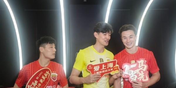 网页版登录入口地址-记者晒海港新赛季球衣上身照：红得比较清新一些，挺好看的