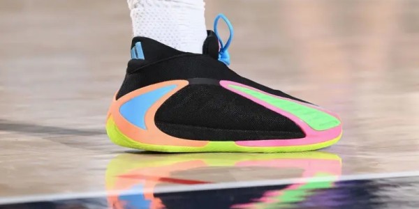 爱德华兹穿着彩色AE2，空砍36分2篮板5助攻1抢断