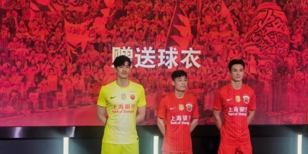 网页版登录入口地址-记者晒海港新赛季球衣上身照：红得比较清新一些，挺好看的