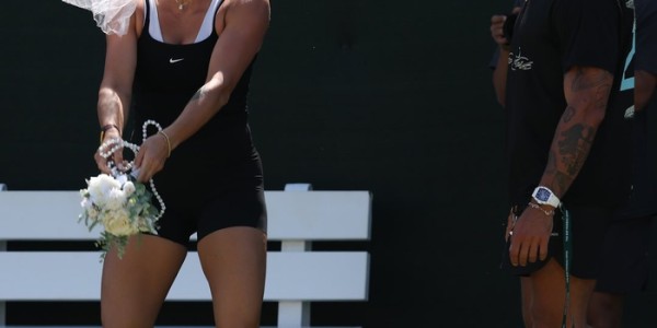 萨巴伦卡戴婚纱头饰训练场撒糖，晋级印第安维尔斯8强|WTA|阿丽娜·萨巴伦卡|WTA1000|婚礼|新星_新浪体育_新浪新闻