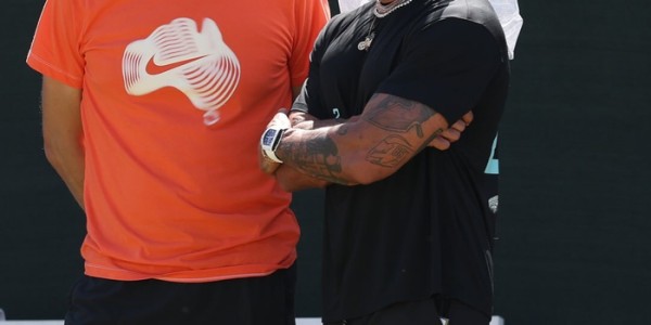 萨巴伦卡戴婚纱头饰训练场撒糖，晋级印第安维尔斯8强|WTA|阿丽娜·萨巴伦卡|WTA1000|婚礼|新星_新浪体育_新浪新闻