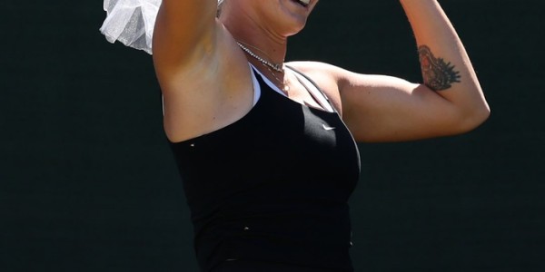 萨巴伦卡戴婚纱头饰训练场撒糖，晋级印第安维尔斯8强|WTA|阿丽娜·萨巴伦卡|WTA1000|婚礼|新星_新浪体育_新浪新闻