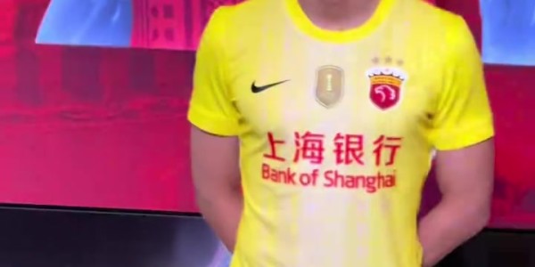 网页版登录入口地址-记者晒海港新赛季球衣上身照：红得比较清新一些，挺好看的