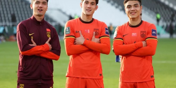 官方网站-三个新疆娃，在国字号生根发芽|国家队|拜合拉木|木塔力甫|吾米提江|U23_新浪体育_新浪新闻