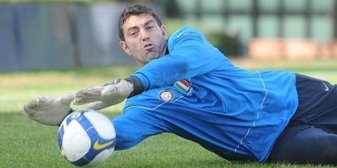 与国米4次续约的小角色， 38岁完成欧冠处子秀，40岁退役