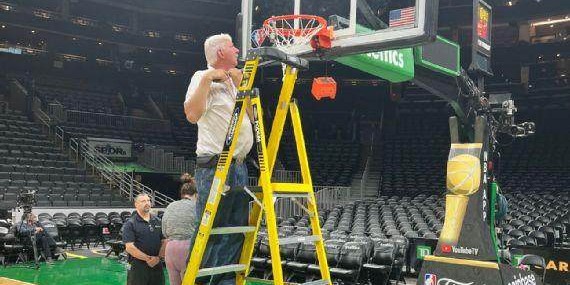 官方网站-最高舞台要有最高标准，NBA请专家保障篮筐标准